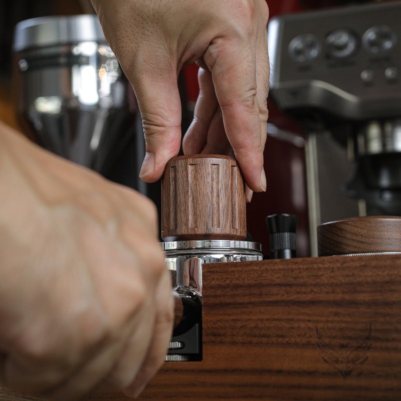 KNODOS Echo Self Leveling Espresso Tamper 54mm with Walnut Handle – 30lb Calibrated Spring Loaded Tamper Tool & Click Feedback for Breville Barista Express, Bambino Plus, Pro, Touch
