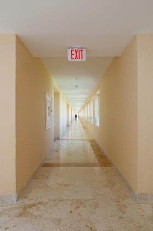 Lithonia Lighting Single-Sided LED Exit Sign, Thermoplastic Construction, Switchable Red and Green Colors, Ni-MH Backup Battery, Includes Extra Faceplate, White (EXRG EL M6)