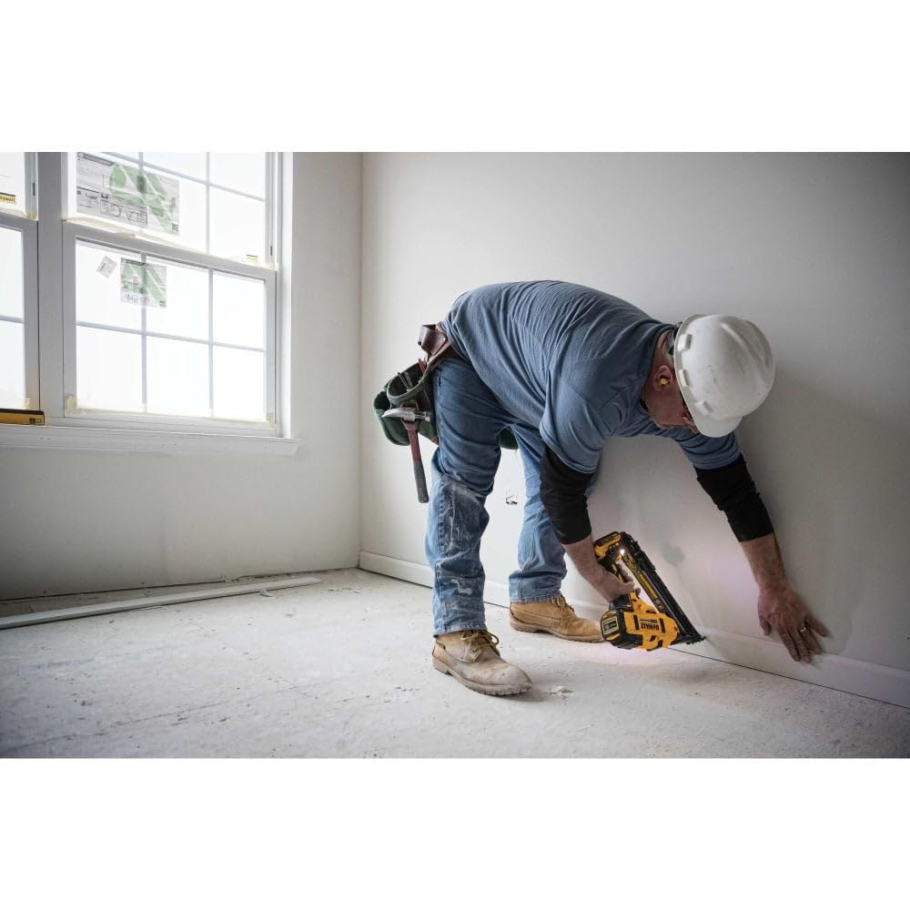 DEWALT 20V MAX* Finish Nailer, Angled, 15GA (DCN650B)