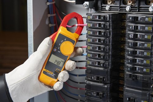 Fluke 302+ Digital Clamp Meter, 30mm Jaw, Measures AC Current to 400A, Measures AC/DC Voltage to 600V, Resistance, Continuity, and Capacitance Measurements, Includes 2 Year Warranty