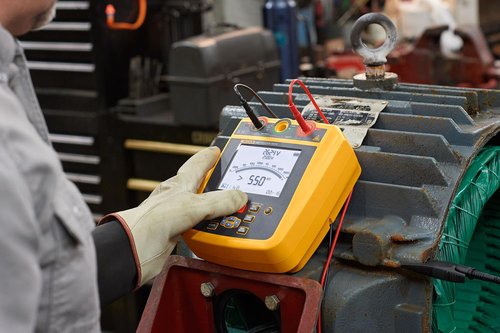 Fluke 1537, Insulation Tester, for Frontline Industrial and Electrical Insulation Testing, Test Voltages from 250 V to 2500 V and Resistance Measurements up to 500 GΩ