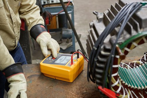 Fluke 1537, Insulation Tester, for Frontline Industrial and Electrical Insulation Testing, Test Voltages from 250 V to 2500 V and Resistance Measurements up to 500 GΩ