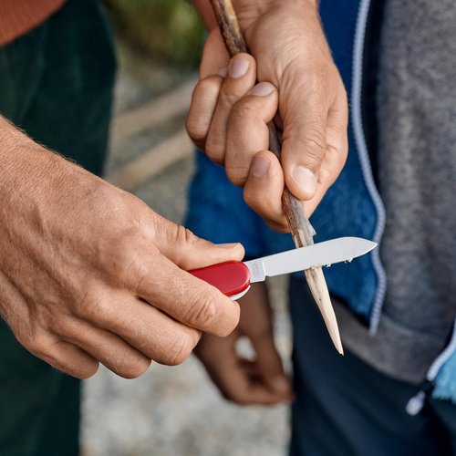 Victorinox Huntsman Swiss Army Knife, 15 Functions, Swiss Made Pocket Knife with Large Blade, Screwdriver, Scissors and Wood Saw - Black
