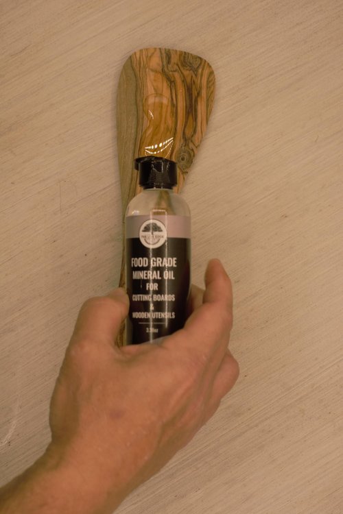 The Live Edge - Mineral Oil for Cutting Boards and Countertop 3 oz Food Grade Mineral Oil for Cutting Board and Cooking Utensils | Wood Cutting Board Oil Food Grade