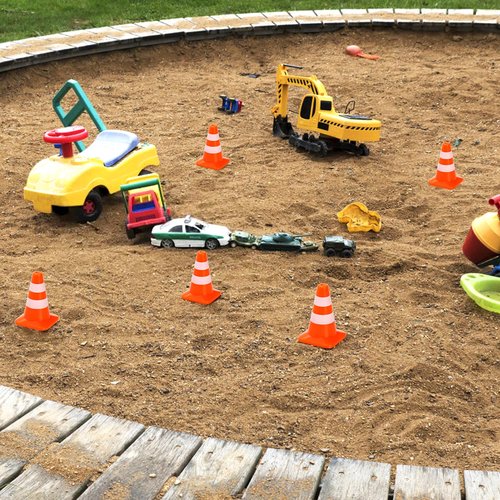 ZEAYEA 30 Pcs Mini Plastic Traffic Cones, 1.4 inch Training Roadblock Cones Traffic Signs, Mini Road Safety Cones for Micro Landscape Sand Table Engineering Construction Road Cones Model